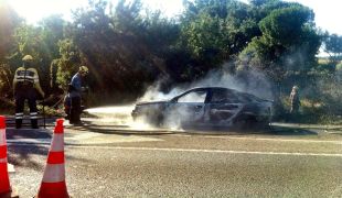 S'incendia un vehicle en un lateral de l'N-II a Medinyà