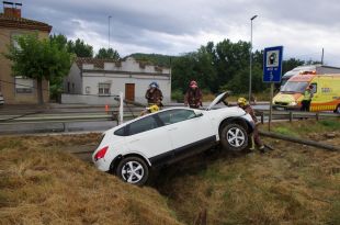 Un conductor ferit lleu en sortir de la carretera i xocar contra un pal de llum