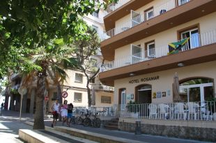 Cau un jove de 15 anys d'un segon pis fent 'balconing' a Platja d'Aro
