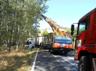 L'accident d'un camió a Massanes obliga a tallar la carretera durant més de tres hores