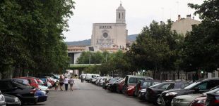 Mà dura contra els cotxes mal aparcats a Girona