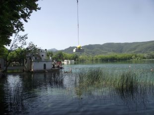 Col·loquen els blocs d'ancoratge per a la barca Tirona a l'estany de Banyoles