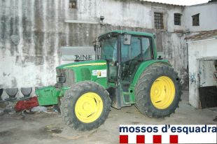 Detenen dos homes que havien robat un tractor d'un magatzem