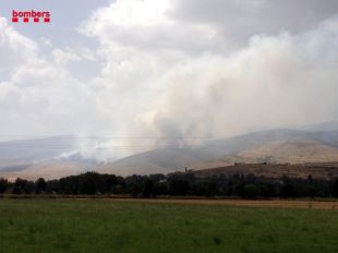 Els Bombers treballen en un incendi de matolls a la Cerdanya