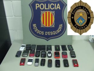 Detenen el propietari d'un locutori de Palamós amb 26 telèfons mòbils robats al local