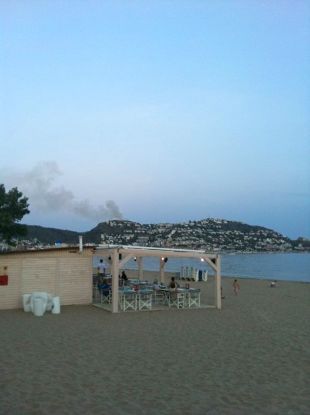 18 dotacions de Bombers treballen en un incendi a Roses