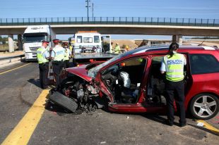 Un accident entre dos vehicles talla l'Eix Transversal a Vilobí d'Onyar