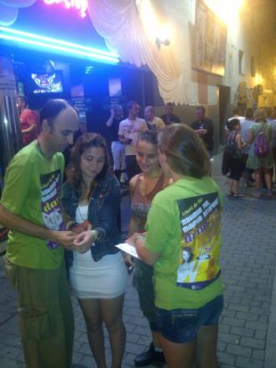 Reparteixen 2.000 polseres per fomentar el civisme a Lloret de Mar