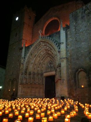 Més de 2.000 espelmes il·luminen la basílica de Castelló d'Empúries