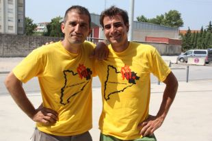 La samarreta solidària dissenyada per bombers pel #FocEmpordà recapta 15.000 euros