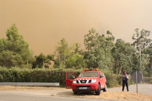Intenten estabilitzar l'incendi de Madremanya abans que entri tramuntana demà a la tarda
