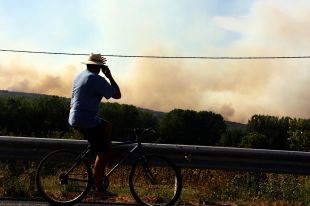 Es reincorporen els mitjans aeris en les tasques d'extinció del foc de Madremanya