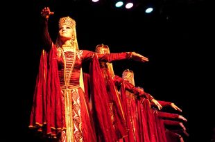 La música i la dansa tradicional apleguen més de 9.500 assistents a l'Ésdansa