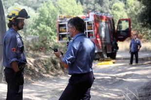 Els Bombers continuen revisant la zona de l'incendi de Madremanya per evitar revifalles