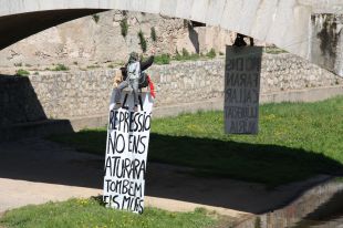 Dues persones es pengen del Pont de Pedra de Girona per demanar la llibertat de l'activista Núria Pòrtulas 