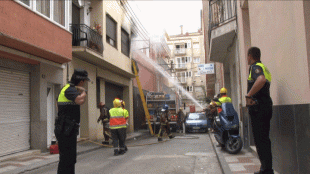 Vuit persones evacuades i una confinada en un incendi a Blanes