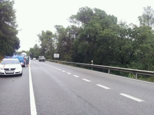Una ciclista resulta ferida en un accident a la N-II a Sant Julià de Ramis