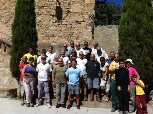 Una trentena de voluntaris ajuden a desenrunar dues masies cremades pel #FocEmpordà