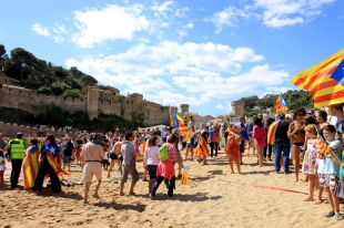 200 persones participen en una marxa i una travessia independentista a Tossa i Lloret