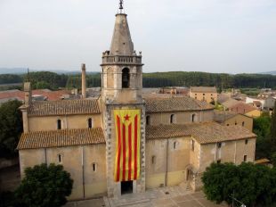 Una gran estelada de l'ANC cobreix la façana de l'església de Salt