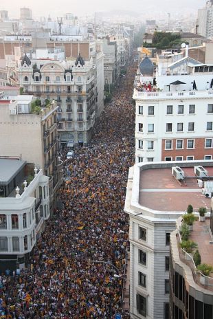 Un milió i mig de ciutadans col·lapsen Barcelona per reclamar la independència