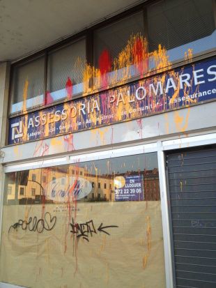 Uns desconeguts pinten la façana del despatx d'un regidor del PP a Girona