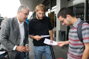 Solidaritat explica als turistes de l'Aeroport de Girona la independència de Catalunya