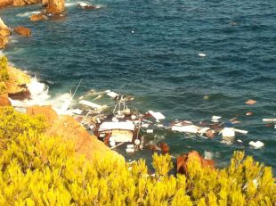 Un iot de quinze metres d'eslora s'enfonsa després de xocar amb unes roques 