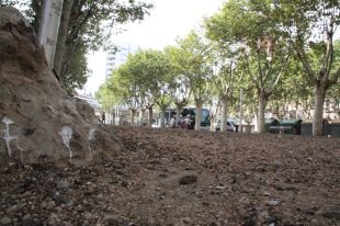 L'Ajuntament de Girona estudia pavimentar el terra de la plaça Poeta Marquina