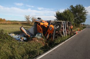 Ferit greu el conductor d'un camió en bolcar a la C-31 a la Tallada d'Empordà