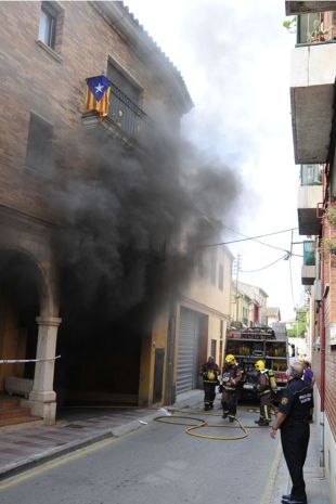 Cremen tres cotxes en un pàrquing de Llagostera sense causar ferits