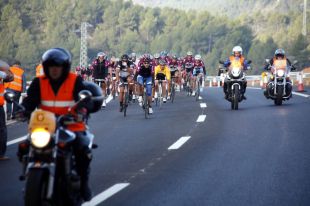 Més de 550 ciclistes converteixen l'Eix Transversal en carril bici per un dia 
