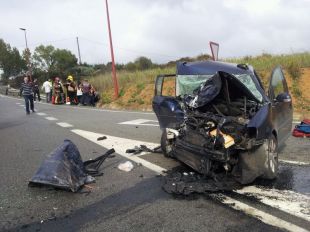 Una ferida molt greu en un xoc frontal entre dos turismes a la C-66 al Pla de l'Estany