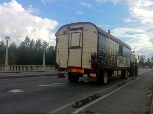 Mor un motorista en xocar contra el remolc d'un camió a Girona