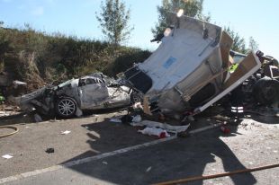 Dos ferits greus en un xoc entre un camió i dos turismes a Vilobí d'Onyar
