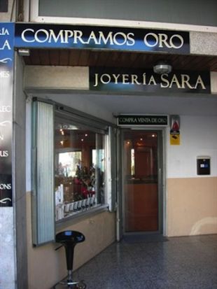 Atraquen i fereixen el propietari d'una joieria de Roses al mig del carrer