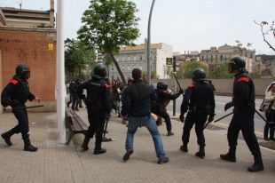Carrega policial al centre de Girona durant una acció en suport a Núria Pórtulas 