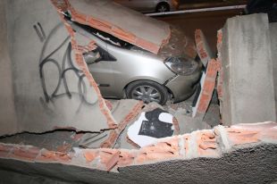 La caiguda d'una paret provoca destrosses a tres vehicles a Blanes 