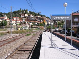 Un tren topa contra una pedra i interromp el servei entre Ribes i Campdevànol