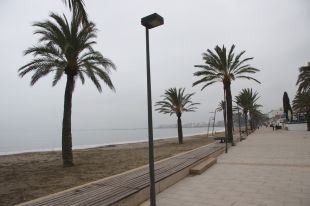 Prosegueix la renovació de l’enllumenat públic del passeig Marítim de Roses