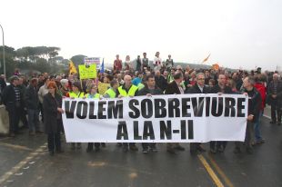 Uns 200 veïns de la Selva reivindiquen el desdoblament de l'N-II