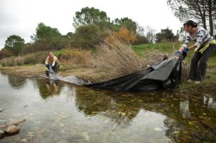 Extreuen 4 tones de runa i 200 quilos de roba, pintura i olis dels marges del riu Daró 