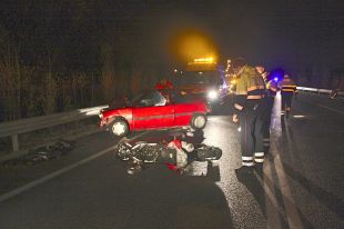Un motorista mor i una altra persona resulta ferida greu en un xoc amb dos cotxes