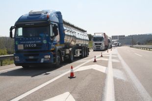 El Govern estudia fer pagar peatges als camions que recorrin tot l'Eix el 2013