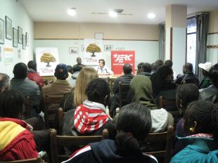 La comunitat africana de Can Gibert omple la xerrada de JERC sobre la consulta del 25A
