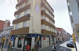 Un incendi en un bloc de pisos de Salt causa ferides lleus per inhalació de fum a set persones