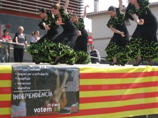Sevillanes i sardanes a favor de les consultes per la independència a Girona