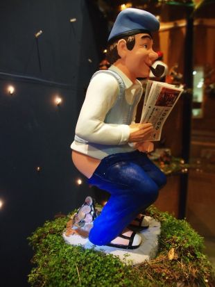 L'Anxova Milionària de l'Escala crea la figura del 'caganer de la sort'