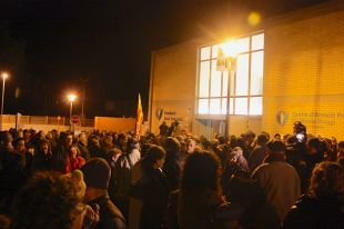 Unes 300 persones clamen contra la privatitizació de la gestió de l'ABS de l'Escala