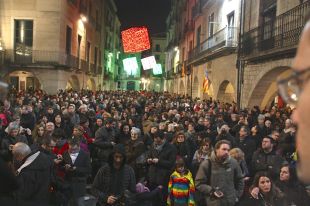 Un miler de persones es concentren a Girona per defensar l'escola en català